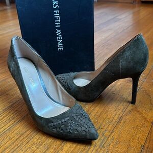 In box Saks Fifth Avenue PL-JEMELLES Hunter Green Sz 7